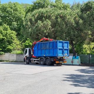 Il camion Acea al lavoro in viale Tosel a Pinerolo