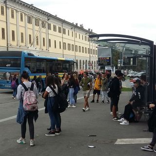 Decine  e decine di alunni cumianesi restano a piedi a Pinerolo