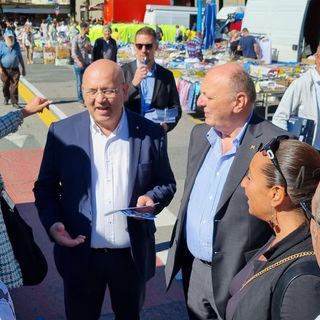 I candidati di Forza Italia alle Politiche del 25 settembre in visita al mercato di Pinerolo