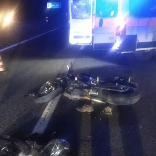 Pinerolo: auto contro guardrail per evitare un motociclista in terra [FOTO]