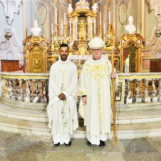 Don Alex Moreira a fianco del vescovo Derio Olivero nel suo ingresso a San Maurizio (foto di Vita diocesana pinerolese)