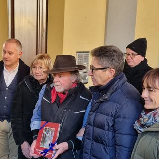 Gunter Demnig con i parenti di Giuseppe Chiappero