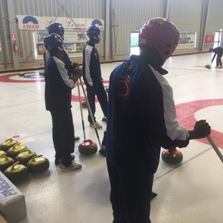 Uno dei progetti attivati in questi anni: dei migranti si sono cimentati con il curling