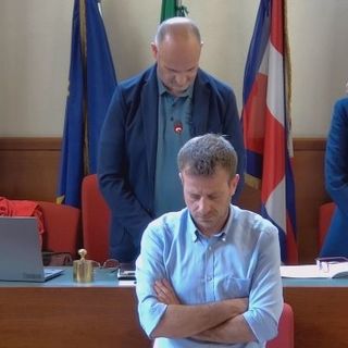 Il minuto di silenzio per Berlusconi