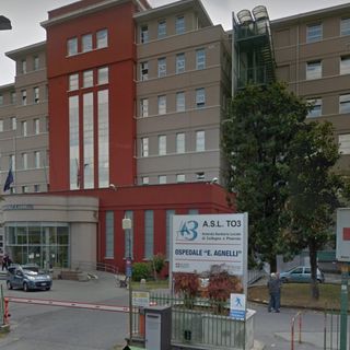 Per far spazio alla coda per i tamponi chiude il parcheggio dietro l’ospedale di Pinerolo