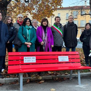 L’inaugurazione della panchina rossa