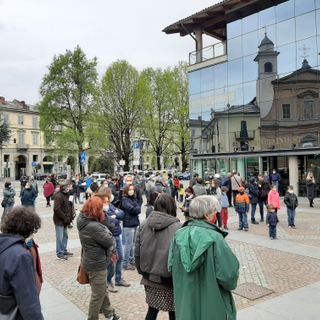 Pinerolo priorità alla scuola protesta piazza Facta