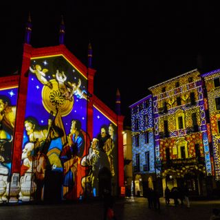 Le proiezioni luminose in piazza San Donato a Pinerolo (foto di Cinzia Consolati)