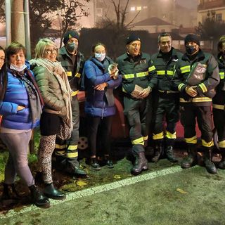 Il gattino recuperato vicino all'ospedale di Pinerolo assieme ai suoi soccorritori