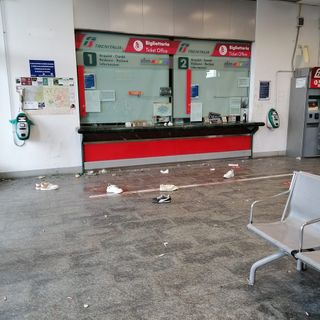 Uno dei raid dei vandali nella sala d’attesa