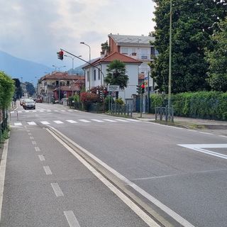 Il semaforo che verrà sostituito dalla ‘rotonda delle cicogne’