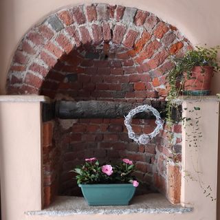 Uno degli allestimenti che ha vinto il concorso 'Centro storico in fiore' di Pinerolo