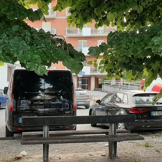Panchina in via Saluzzo a Pinerolo sotto le piante