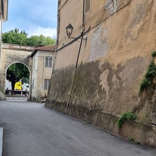 Vicolo Carceri con in fondo il luogo di ritrovo dei minorenni