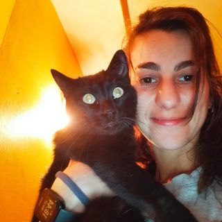 Giulia Castagno con il gatto Rolly