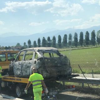 Auto bruciata sulla Torino-Pinerolo