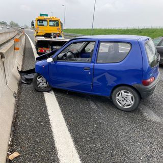 Auto si schianta contro il new jersey della Torino-Pinerolo