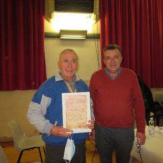 Da sinistra il premiato Ilario Alcalino e il sindaco di Pomaretto Danilo Breusa