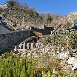 Il versante roccioso sopra il concentrico di Pomaretto