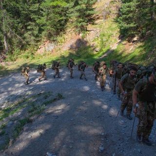 Alpini in marcia sulle vette di Pragelato per ‘150 Cime’ [FOTO]