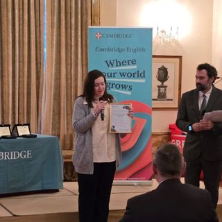 Chiara Noello ritira il premio della Cambridge University Chiara Noello ritira il premio della Cambridge University