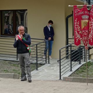 Rino Tron (in primo piano) sindaco di Roure