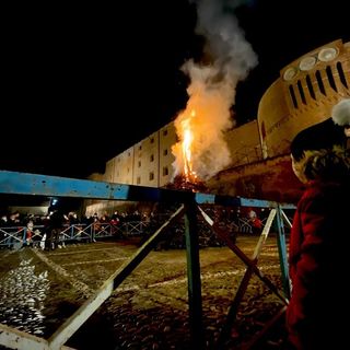 Il falò dello scorso anno alla Castiglia di Saluzzo