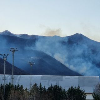 Il fumo dell’incendio nei boschi di San Germano Chisone