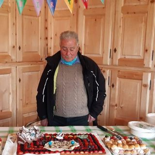 Sestriere: compie 90 anni il prete maestro di sci