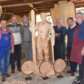Lo scultore Carlo Piffer (a destra) con il sindaco Poncet, il presidente Roda e altri artisti