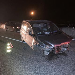 Torino-Pinerolo: una Multipla si schianta contro il guard rail