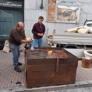 Osvaldo Giovenale alle prese con le caldarroste
