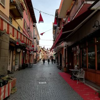 Sorprese in Borgo Santa Margherita e cappellini e bancarelle in centro a Torre Pellice