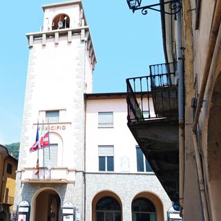 Il municipio di Torre con le antenne