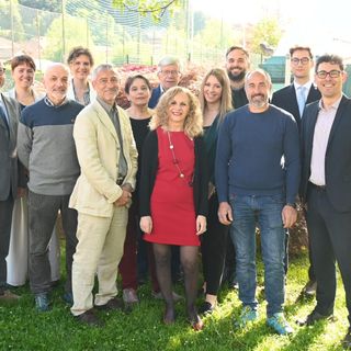 Allisio, davanti, al centro, con il suo gruppo