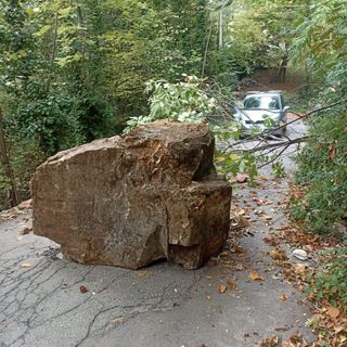 Torre Pellice: un masso rotola dai boschi in strada e blocca via Coppieri
