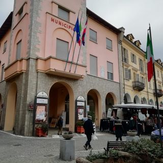 Chiusa in casa e in stato confusionale: intervento della polizia locale per soccorrere anziana torrese