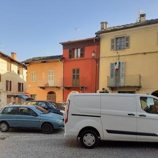 La piazzetta antistante il municipio di Torre Pellice