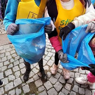A Torre Pellice i bambini ripuliscono il centro e arredano il loro cortile