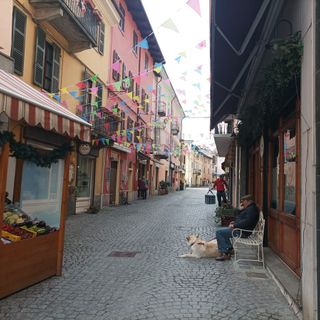 Le bandierine in via Arnaud Le bandierine in via Arnaud