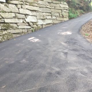 La curva asfaltata in via Costa Lorenzo