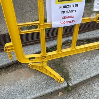La scalinata di accesso a piazza Muston danneggiata dal pick-up