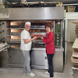 Guido e Anna Peretti davanti al loro forno