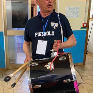 Madella con la maglia della società e il tamburo