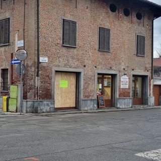 Il negozio colpito dall’auto stamattina