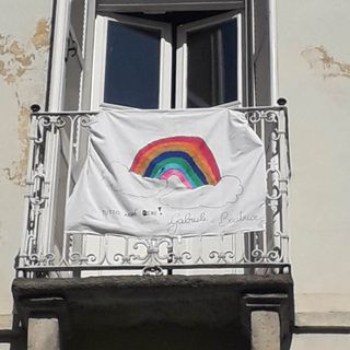 “Tutto andrà bene” è il messaggio che si sta diffondendo sui balconi del Torinese e dell’Italia