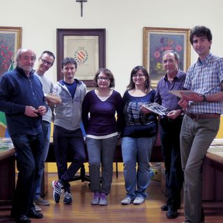Pier Giorgio Adamini, a sinistra, con componenti del Consiglio di biblioteca e giurati del concorso fotografico di Villafranca Piemonte