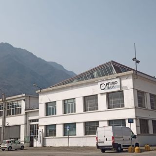 Lavoratori in sciopero all'esterno di un'azienda