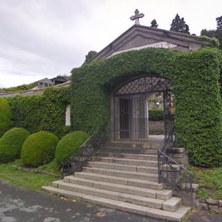 Vandali in azione al cimitero di Villar Perosa: staccata una lapide