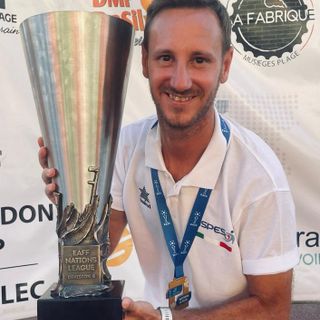 Maurizio Allasia con il trofeo vinto ad Annecy